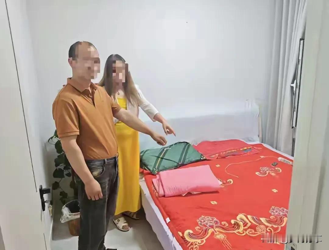 这张照片在网上引发讨论，这是一对中年男女在出租屋发生约会交易后，警察敲门入室抓个