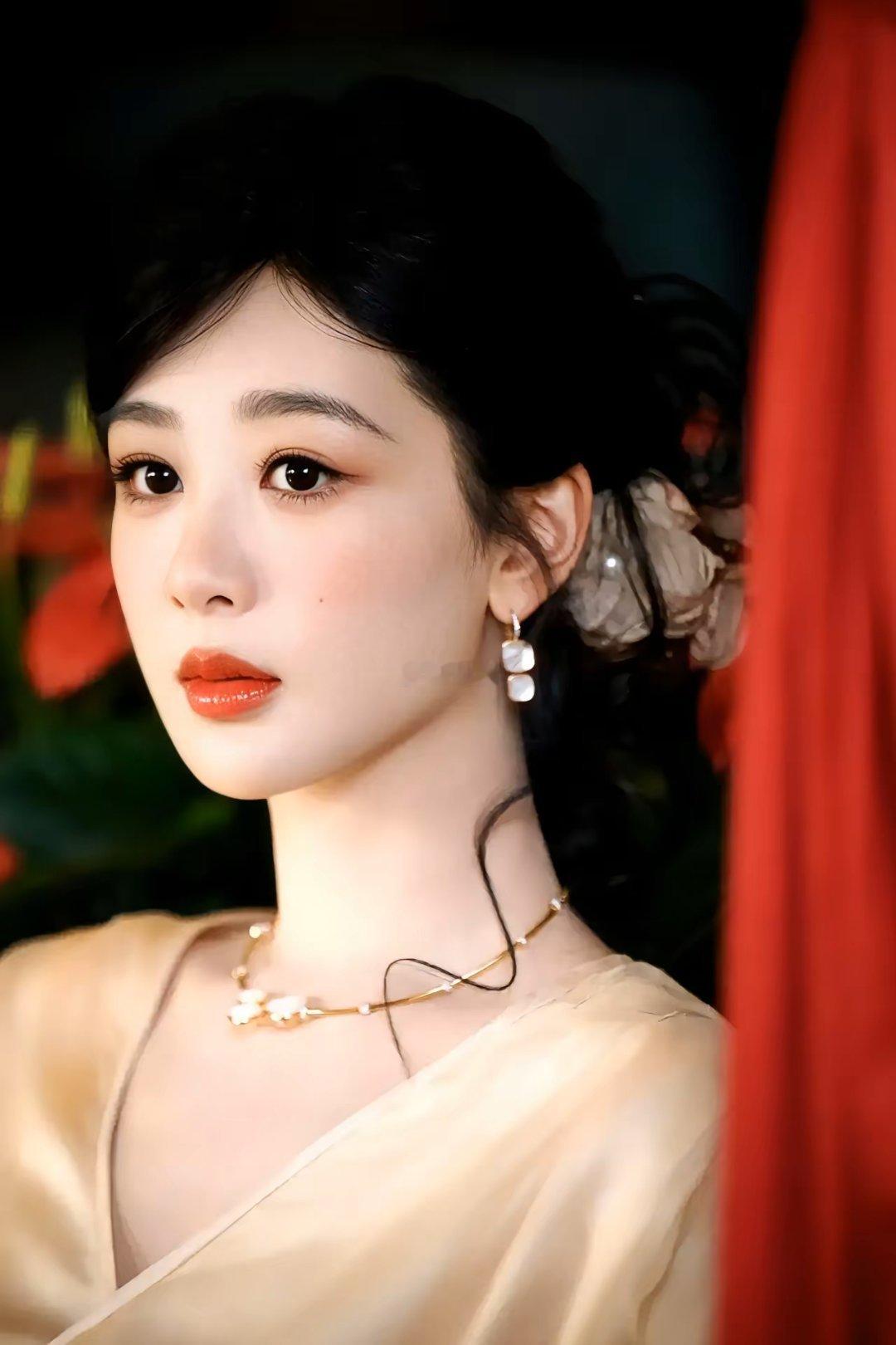 发现一个很有意思的事，只要是杨紫演的剧，不管男主是谁，她跟男主都很有cp感。《亲