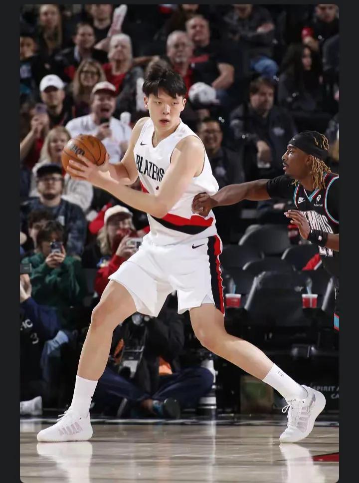 杨瀚森在NBA的处境真让人有点无奈。今天开拓者对76人这场比赛又是垃圾时间上场，
