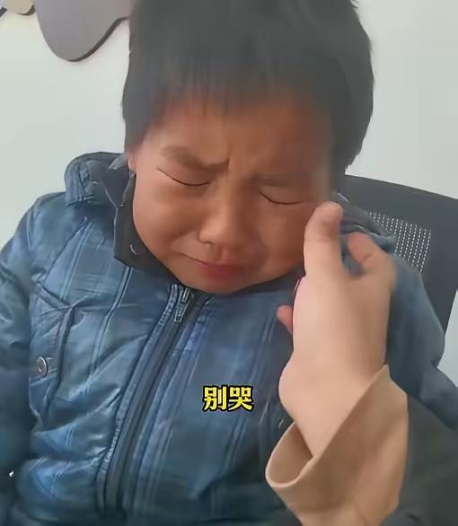 看哭了！江苏一位离异的妈妈，好不容易见到了两个月没见的儿子，结果当场就破防了。