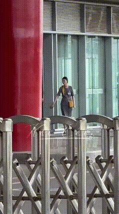 莎莎落地北京，自己走的vip，落地后又将看不到莎莎了。在我们看来，她“落地没”