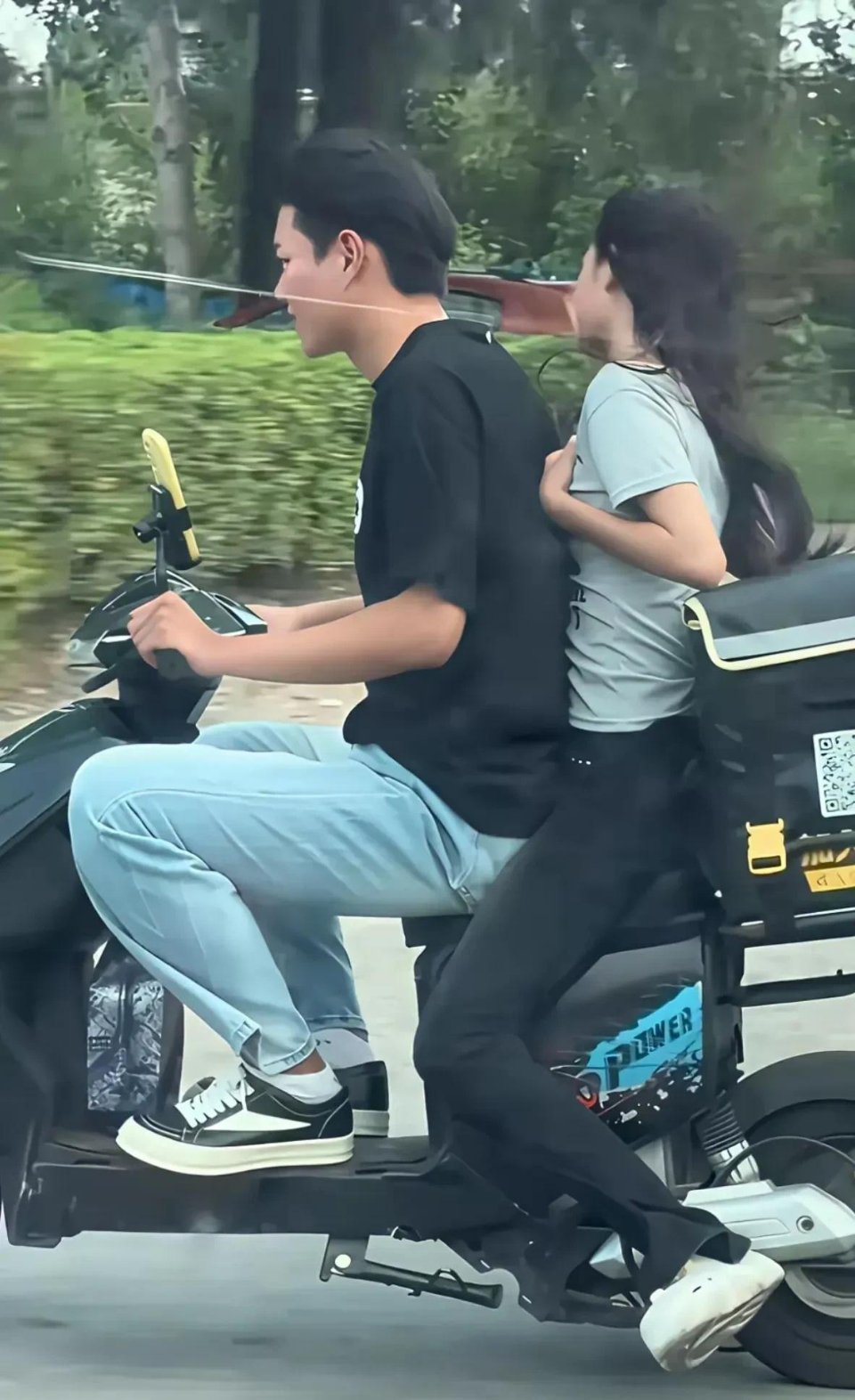 小伙子估计头都大了，这急刹还是不急刹好啊。