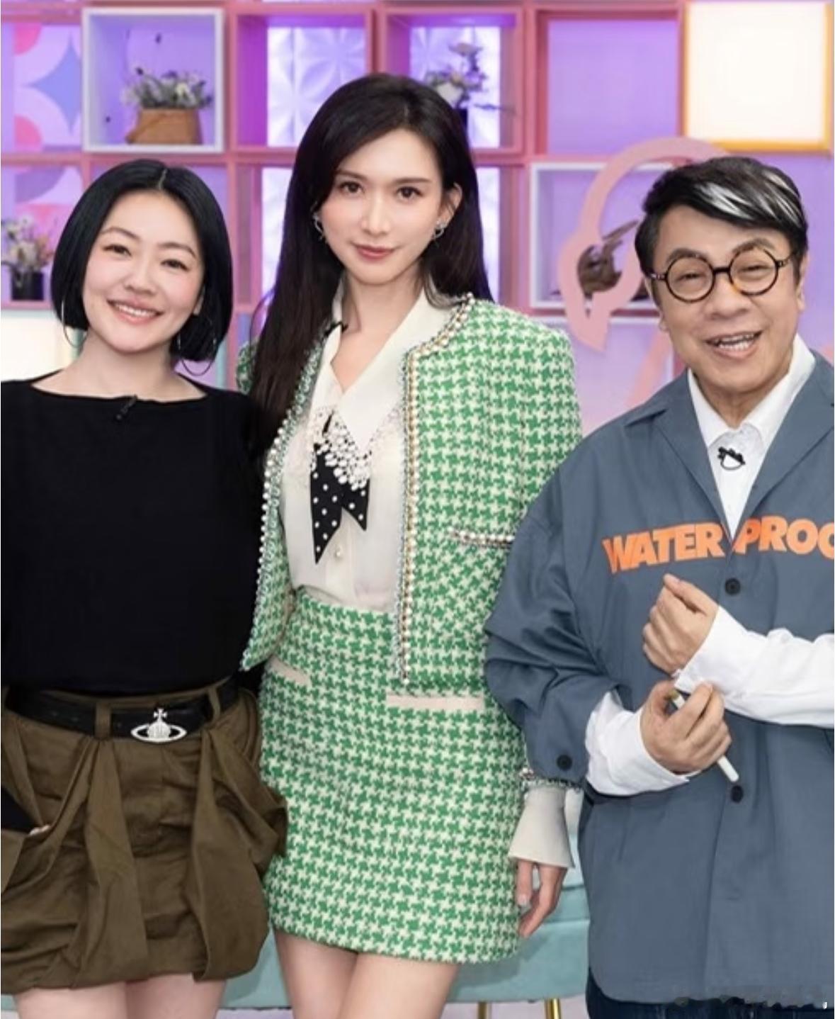 小S给林志玲擦泪4月13日，台湾省知名主持人小S终于复工了，再度回归岗位主持《小