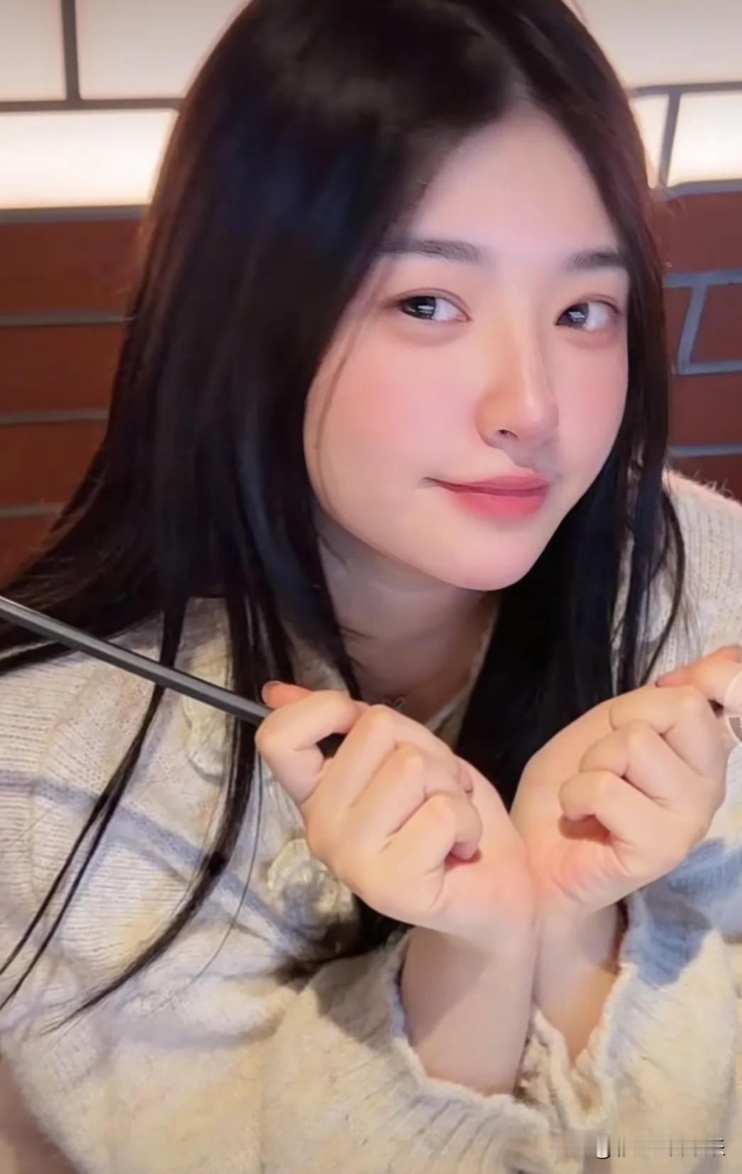 黄一鸣居然谈恋爱了，她留长发更温柔，整个人散发着幸福的光芒。她说男友虽然不是