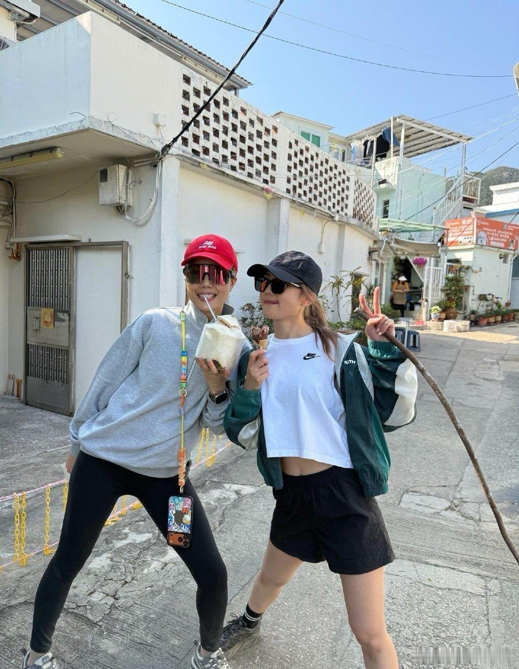 容祖儿和阿Sa一起出去爬山，两个人看起来都好年轻啊！完全看不出她们都已经年过40