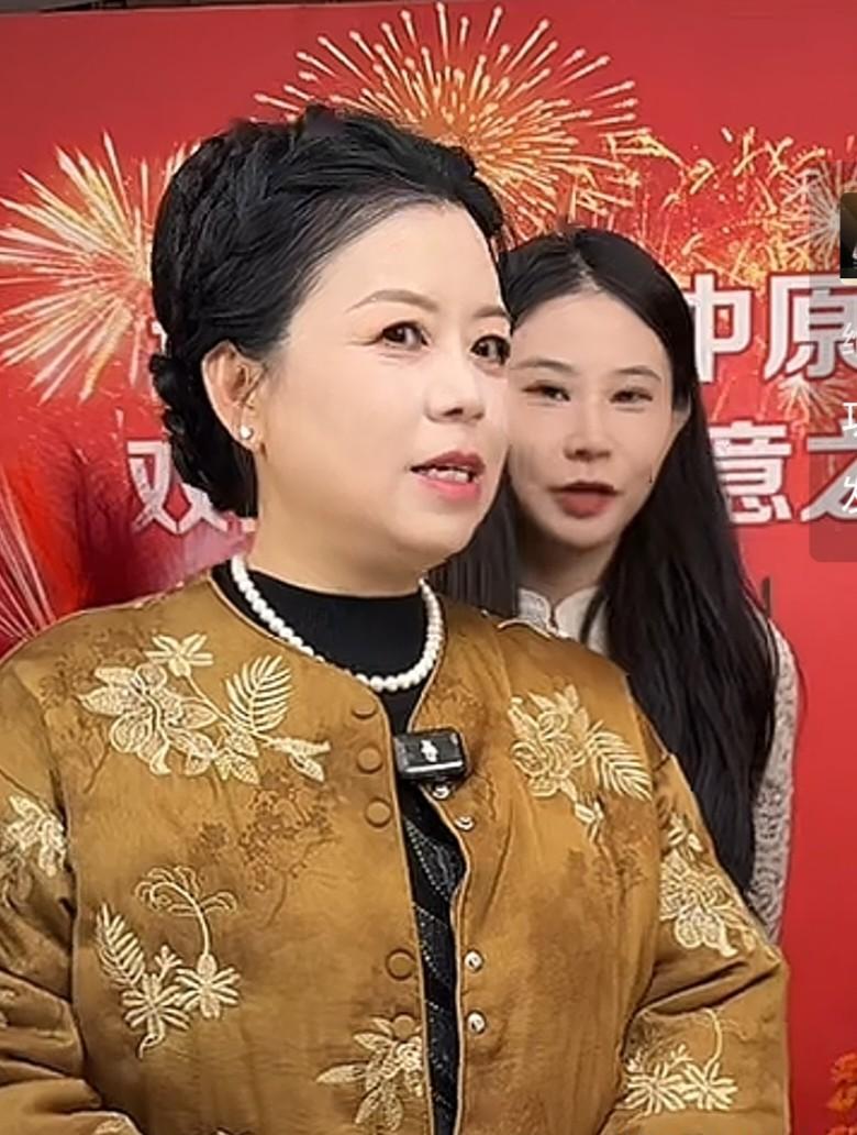 摄像头红灯亮起的第37秒，她同时骂了三批黑粉。许敏今天没预告。8点零7分直接开