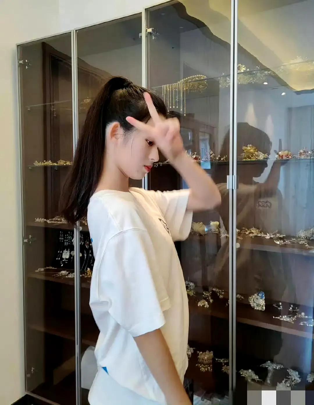 黄杨钿甜爸爸说女儿佩戴的饰品是假的，那家里柜子里的珠宝都是假货吗，假货还专门用柜