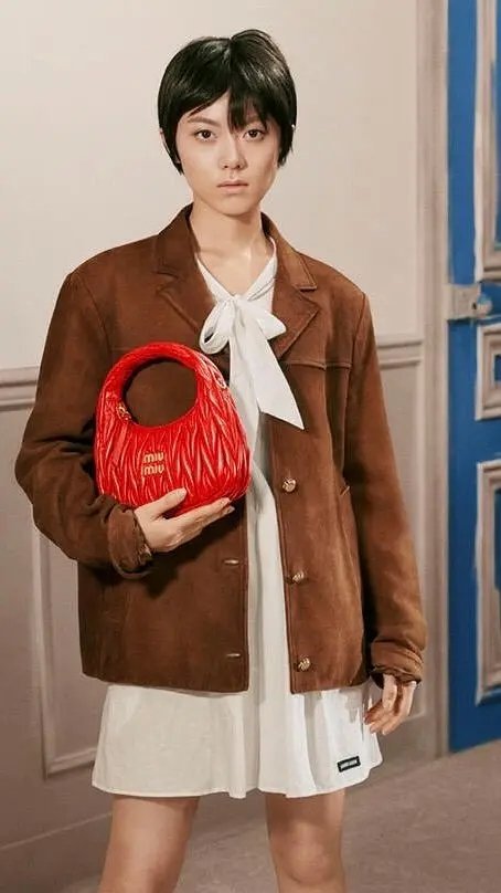 赵今麦MiuMiu杂志新造型发力了，看得出来很想当这个品牌代言人了。。