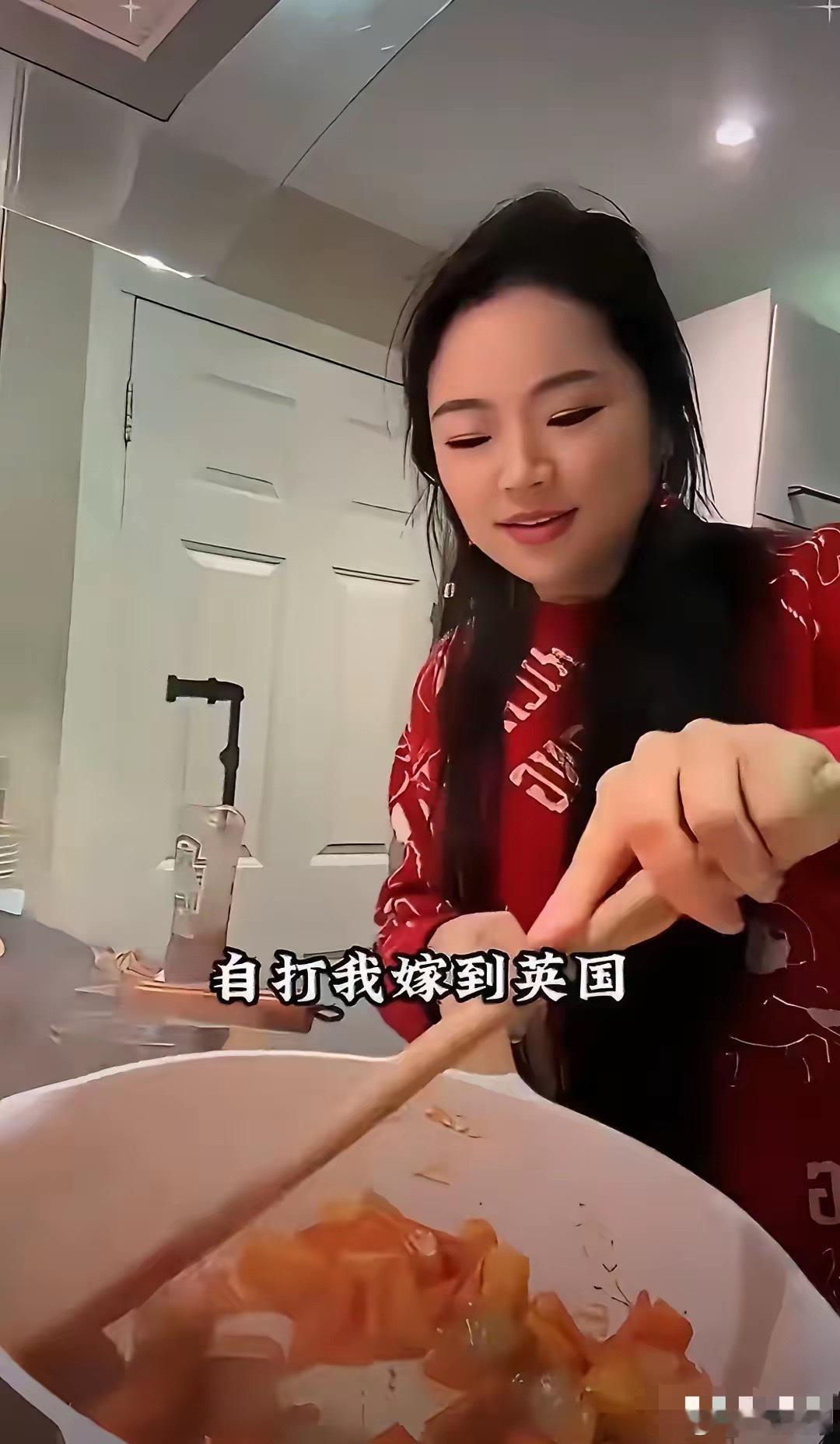 女子自豪她嫁入英国，在家做各种美食，不仅照顾公公婆婆，连公公的妹妹都照顾得体贴入