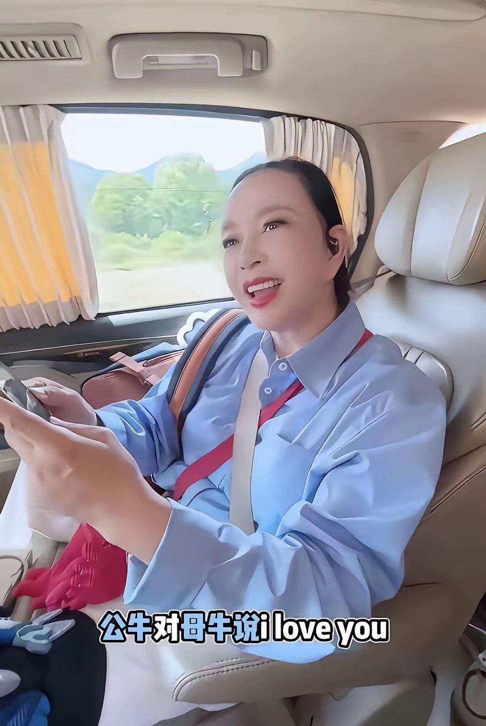 刘晓庆不戴假发，额头挺高！有钱人脑门都没头发！​​​