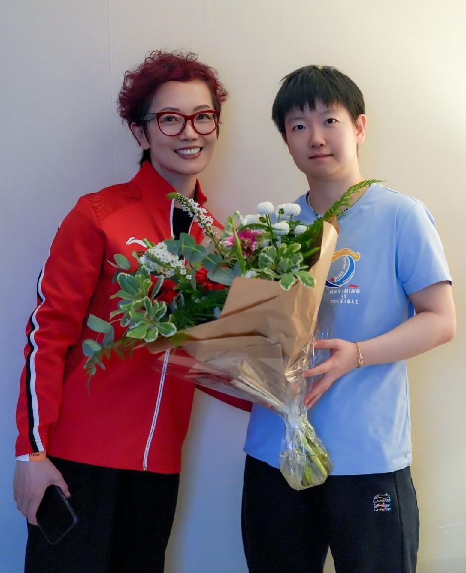 刷到孙颖莎蜡像入驻上海杜莎夫人蜡像馆的现场图！一身浅蓝休闲上衣清爽干净，和馆方