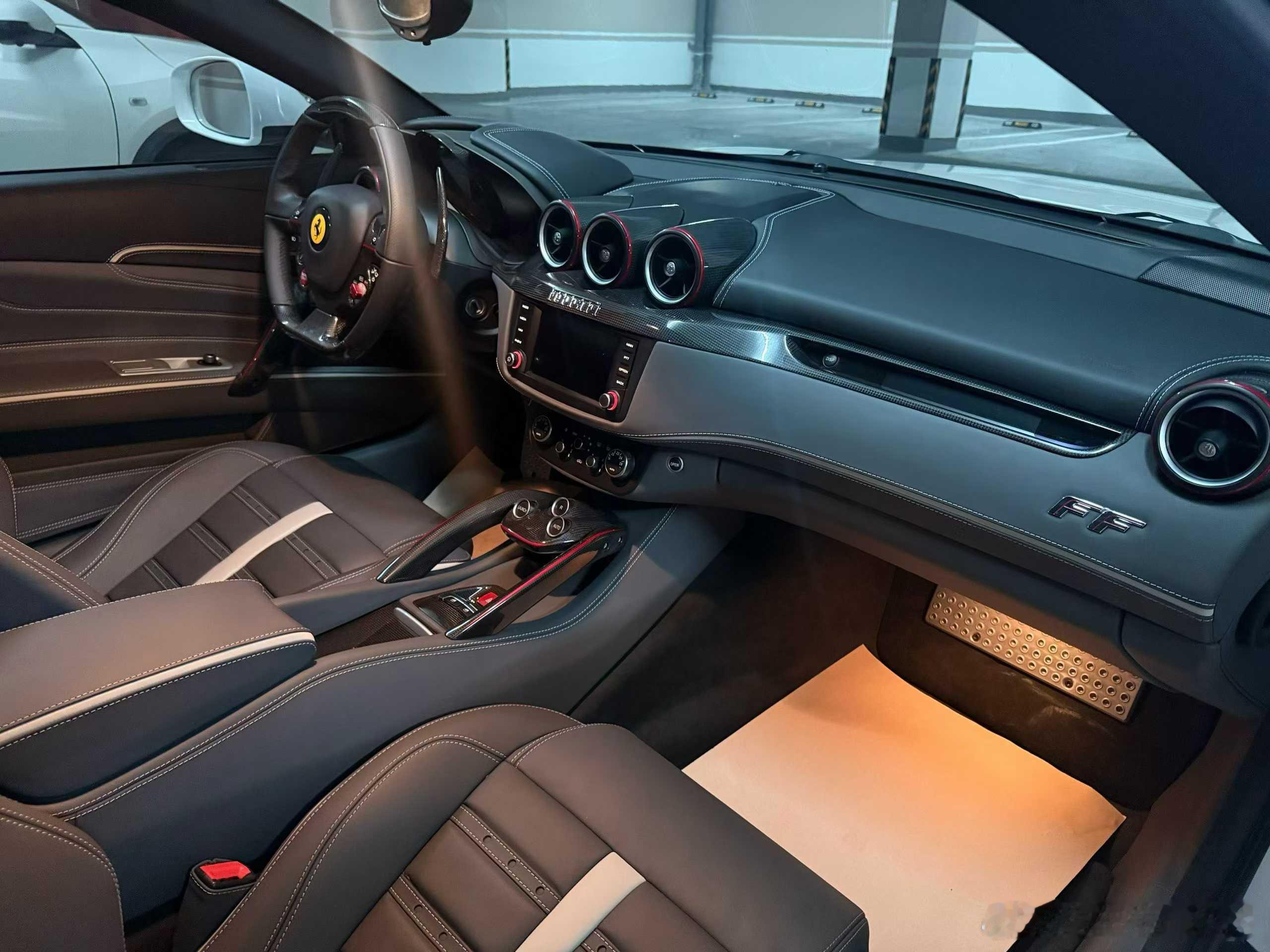 法拉利FFTM，几乎满配，选装玻璃顶，内饰几乎全碳纤维，连整个后备箱都选装了碳