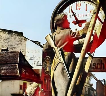 这是1945年5月，苏联红军攻入德国柏林后，两名红军战士将柏林的时钟调整到莫斯科