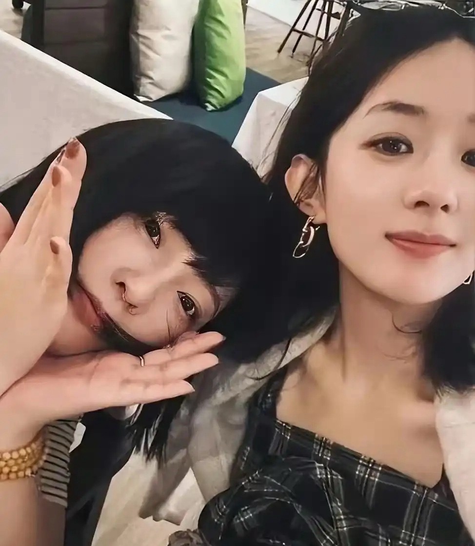 赵丽颖闺蜜暂代经纪人现在突然明白赵丽颖这两年为什么突然沉寂了，上一任经纪人能力不