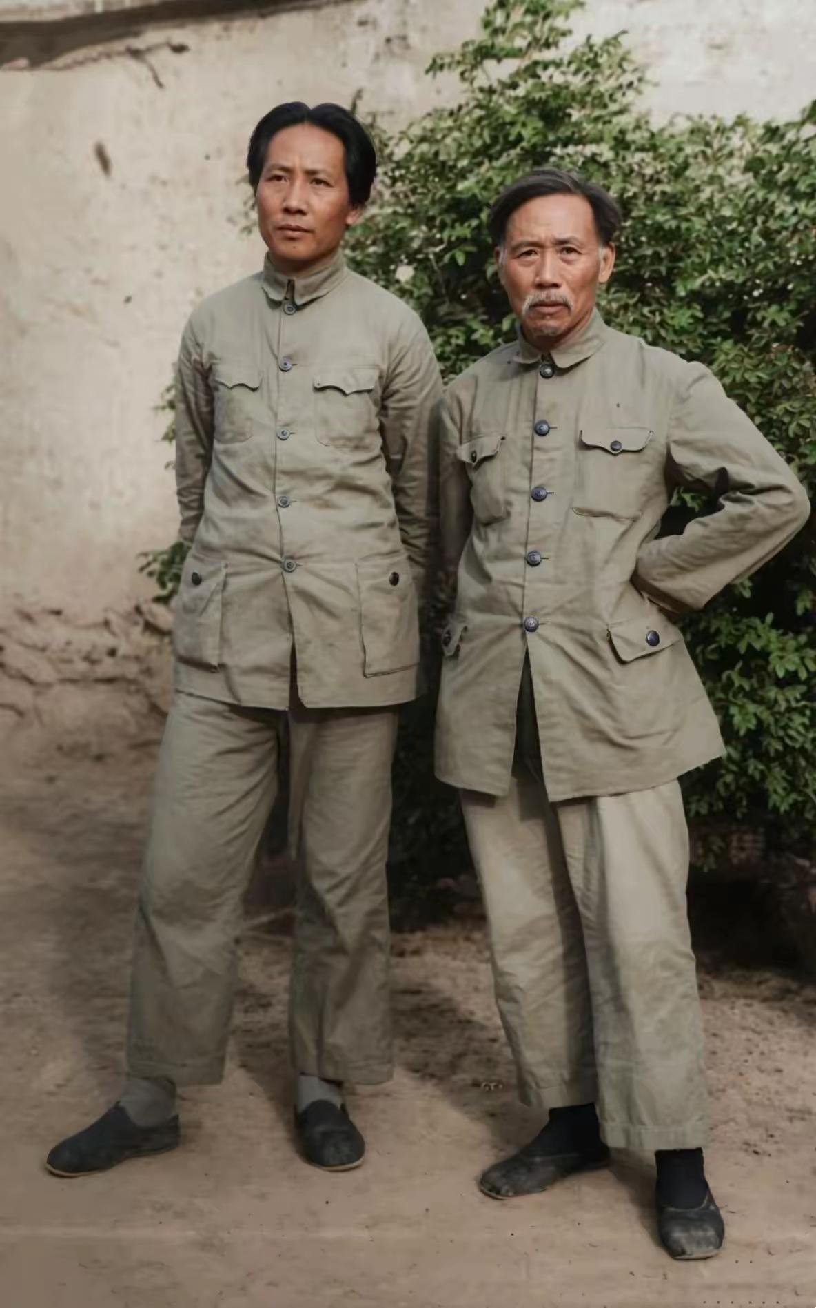 革命良师，领袖门生。这张珍贵照片拍摄于1936年陕北保安，左侧是毛泽东，身旁