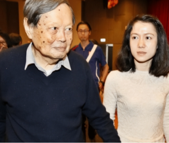 2024年，102岁的杨振宁在睡梦中轻声呼唤：“翁帆”翁帆立刻走到他身旁，柔声问