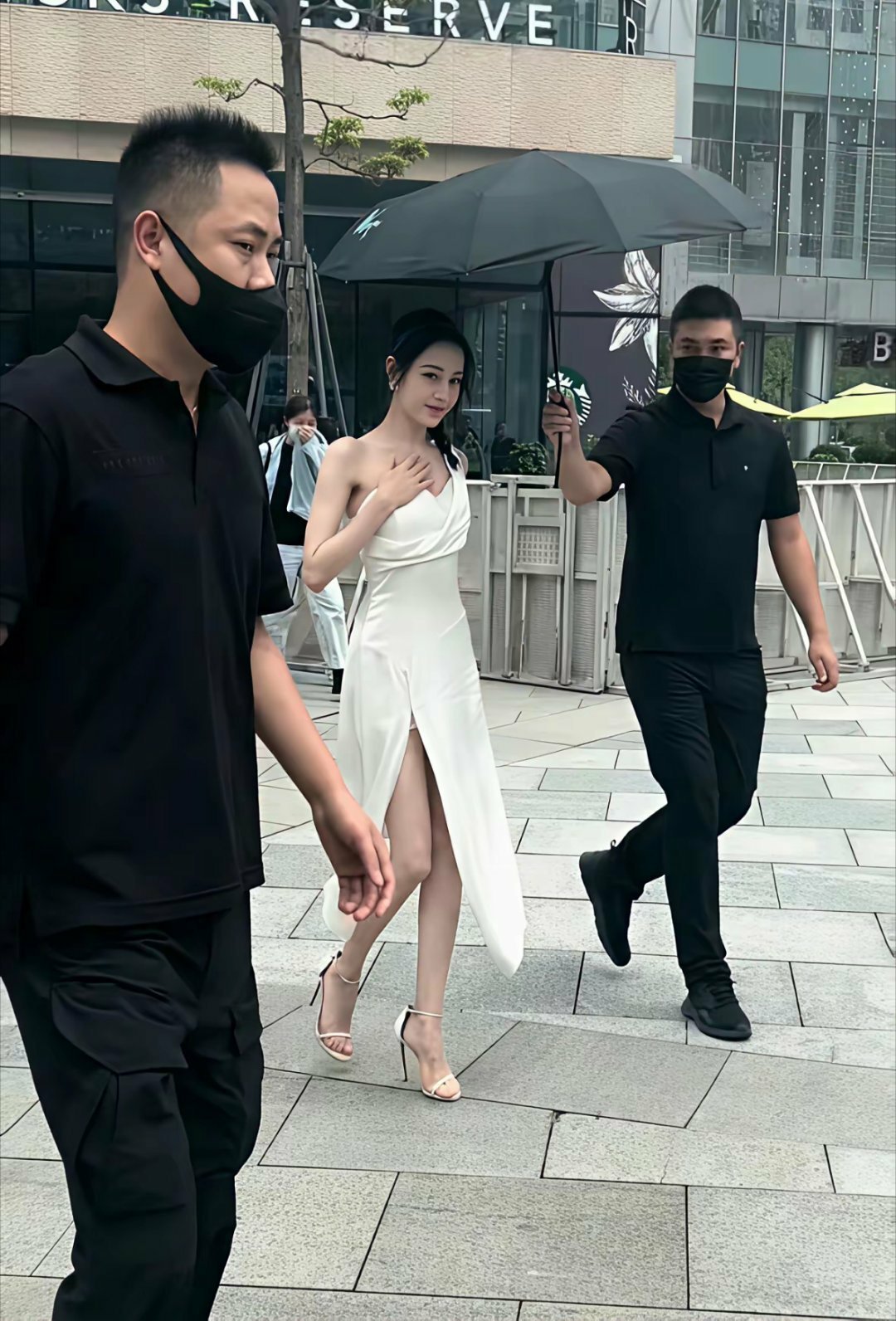 迪丽热巴现实中腿好直啊。