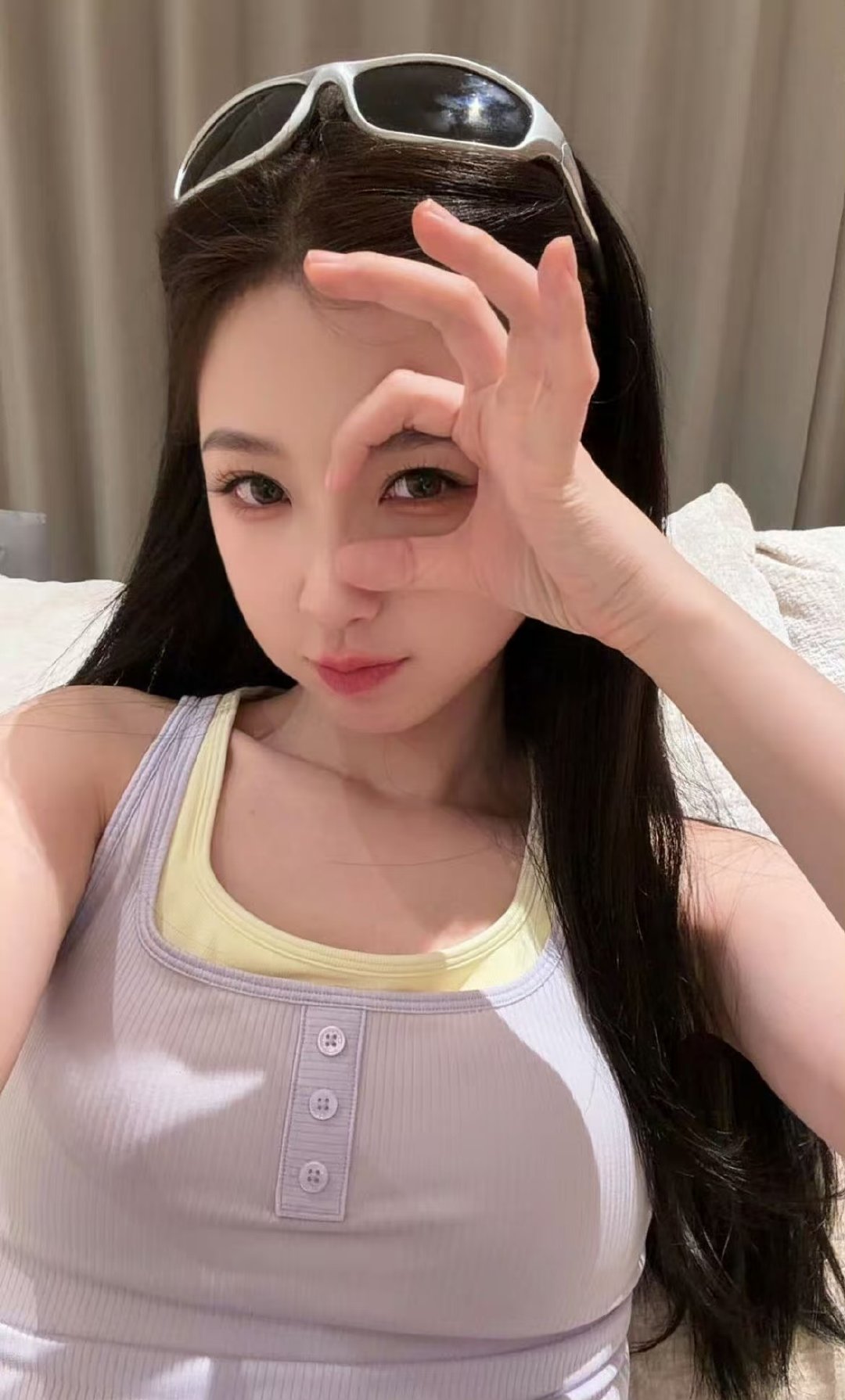 虞书欣紫黄背心虞书欣银框墨镜小宝宝出现噜!!!!虞书欣