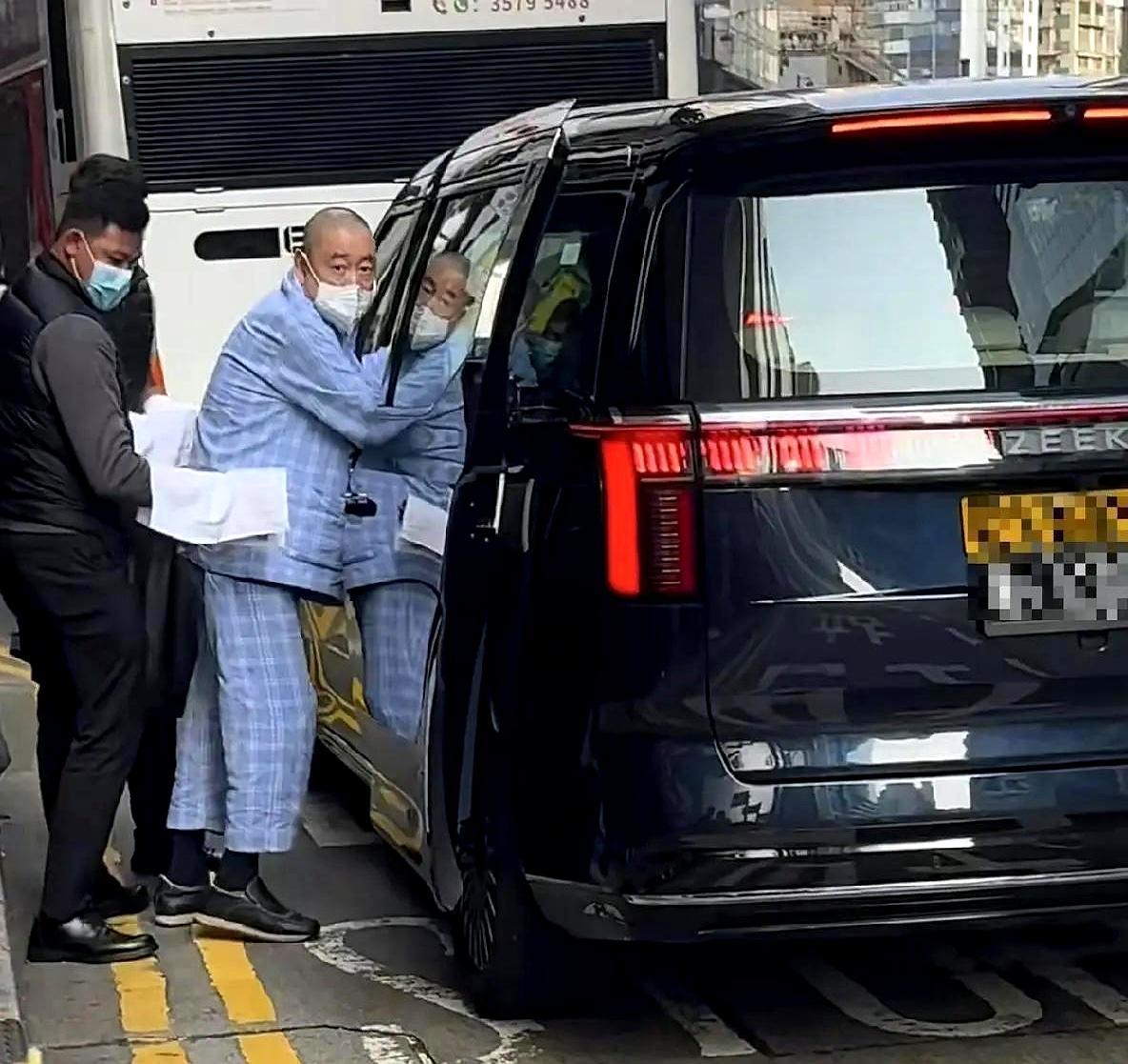 老头砸下20万买了一件皱巴巴的破格子睡衣。74岁的刘銮雄裹着它趿拉着鞋逛铜锣湾，