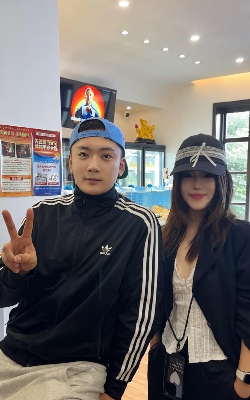 优优在晋妈家当了十二年干女儿，最后落得个搬出去自己租房住的下场，高三那年就被拉去拍视频，在面馆里死心