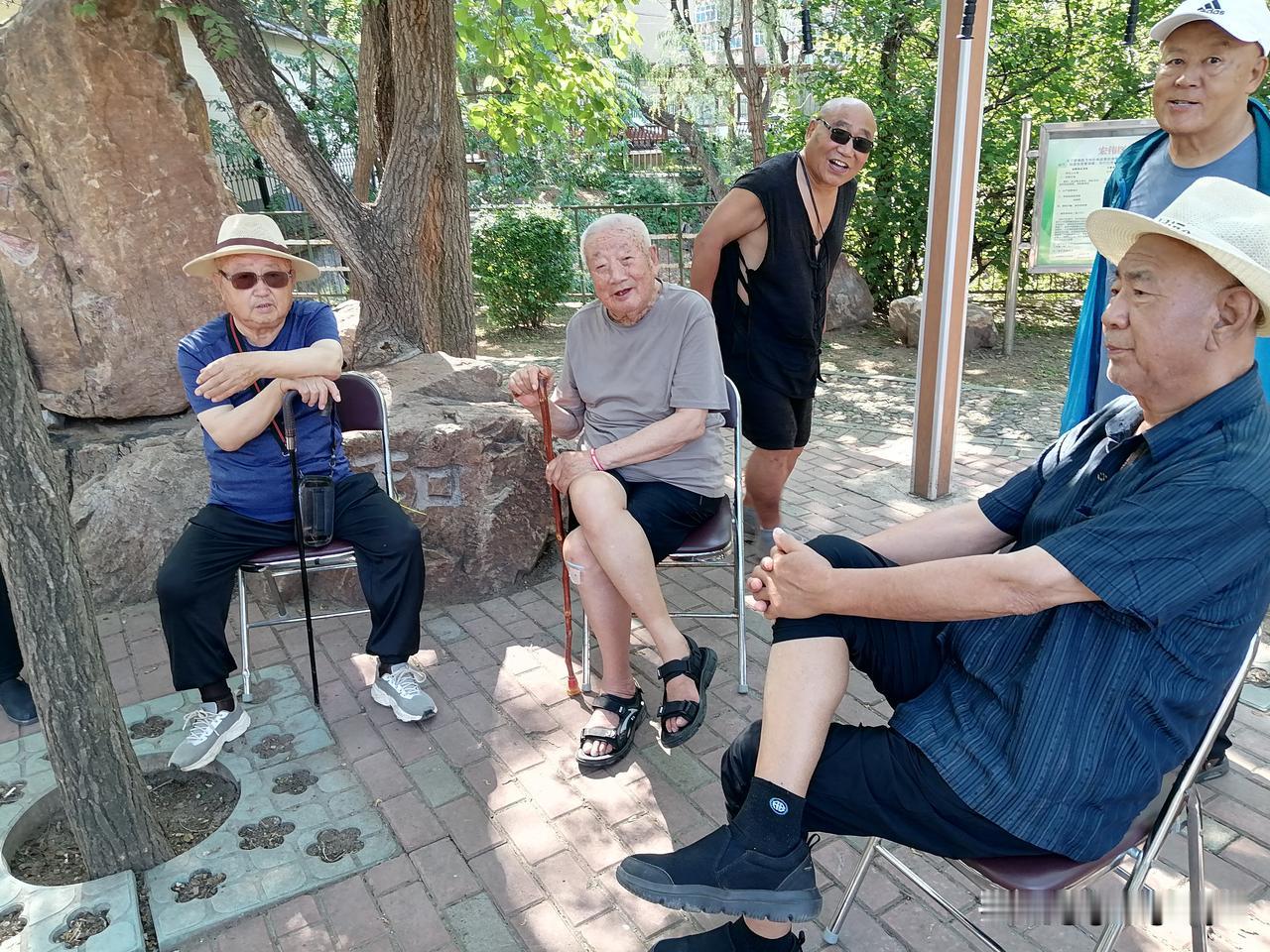 北方夏天高温比南方更热，仅辽宁地区37度高温热的只好少出门，开空调避暑，吉林，黑