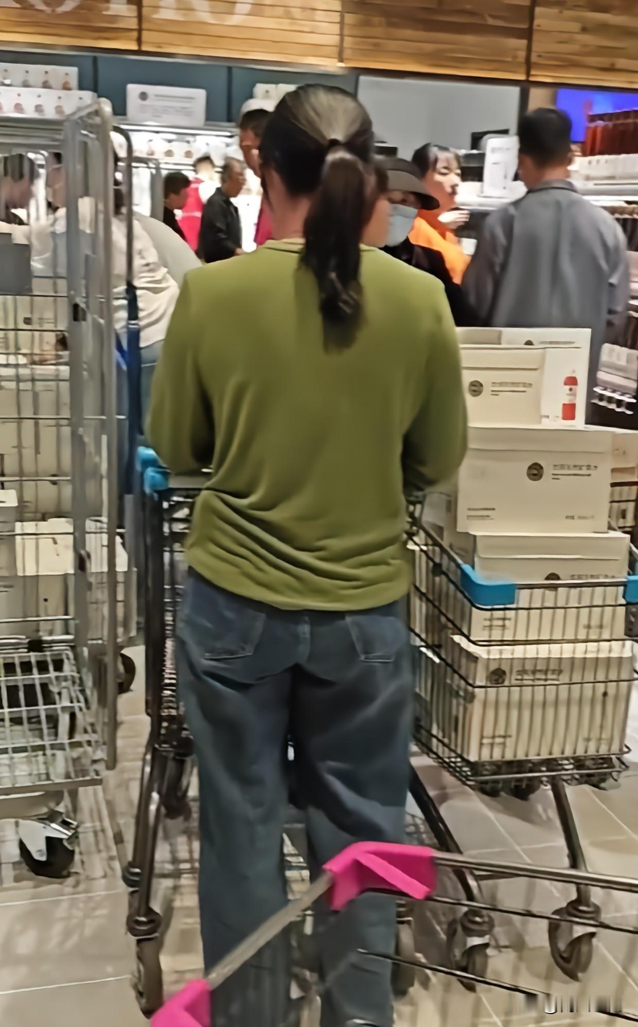 近日有网友拍到，胖东来超市内不少顾客推着购物车排队，集中购买超市自营的瓶装矿泉水