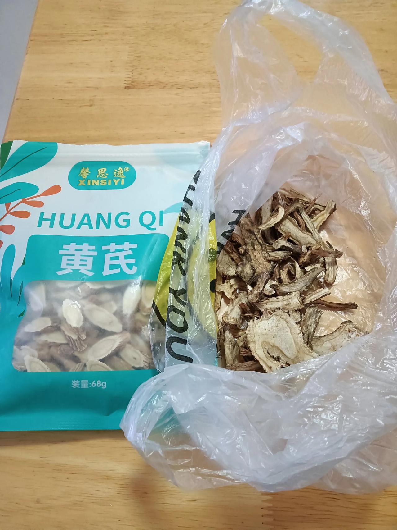 上次一个大姐跟我说煲鸡汤，她们家一般放黄芪当归，我感到非常惊讶，我从来没有放过这