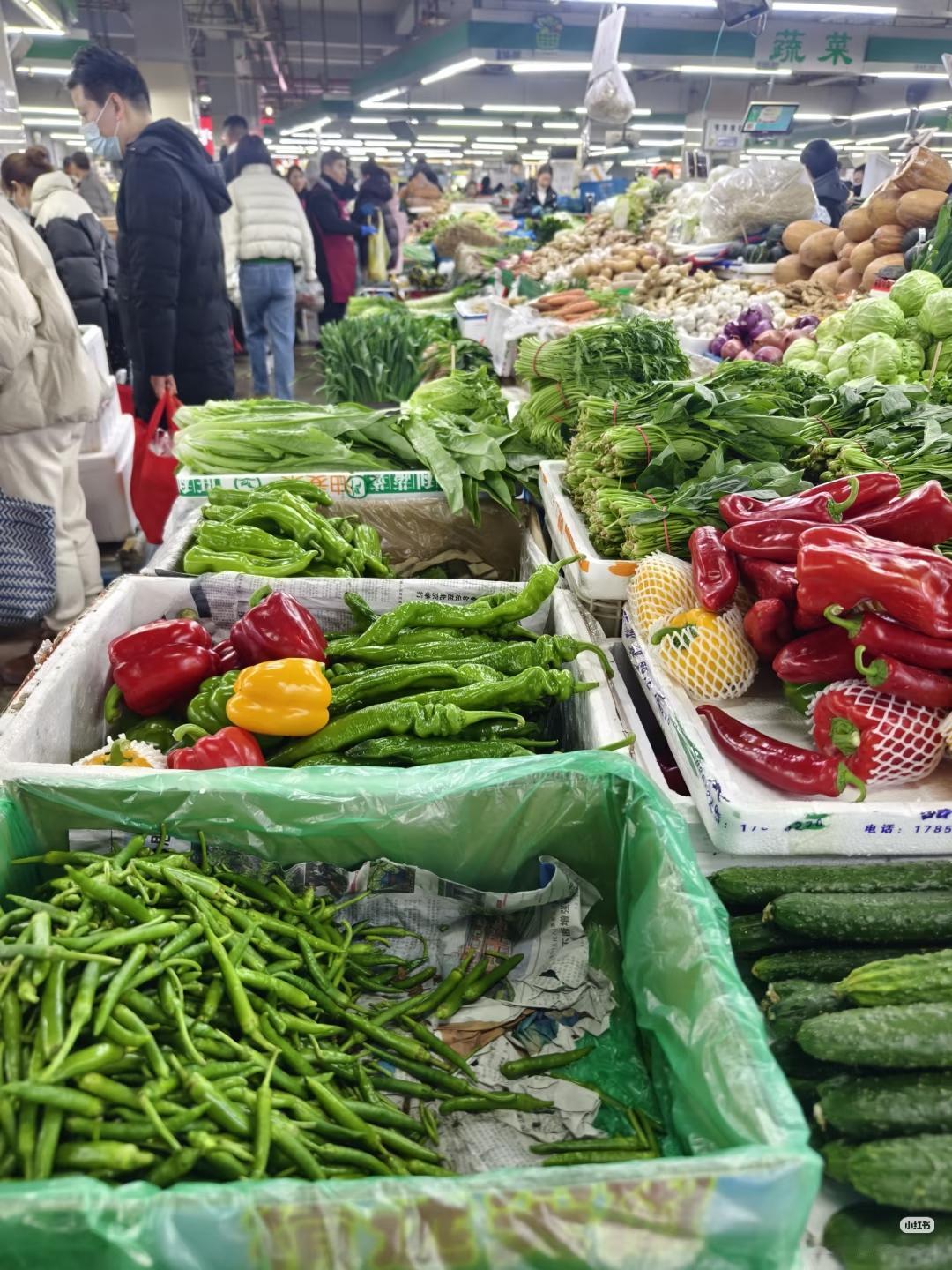 菜市场里的小热闹大清早的菜市场，简直是活色生香的大戏台。刚走到入口，就被卖