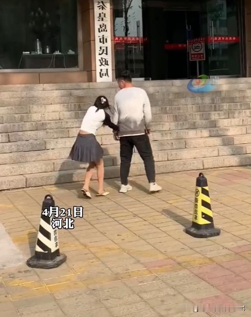 一对夫妻吵完架第二天直奔民政局，男的铁了心要离，女的走到门口腿软了，蹲在花坛边哭