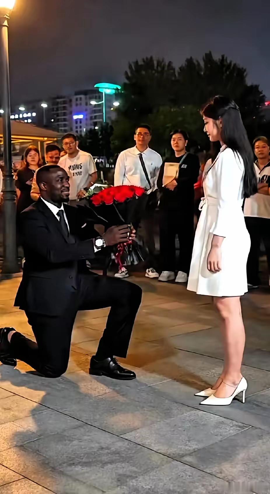 非洲男人值不值得嫁？​非洲男子，在公众场合单腿跪地向美女求婚。​美女见非洲男子向