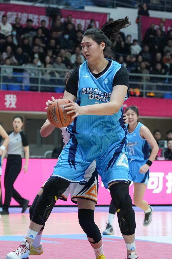 山东女篮的侯指导恐怕要背个大锅：不会用张子宇！不是不会用，是不敢用！俱乐部要