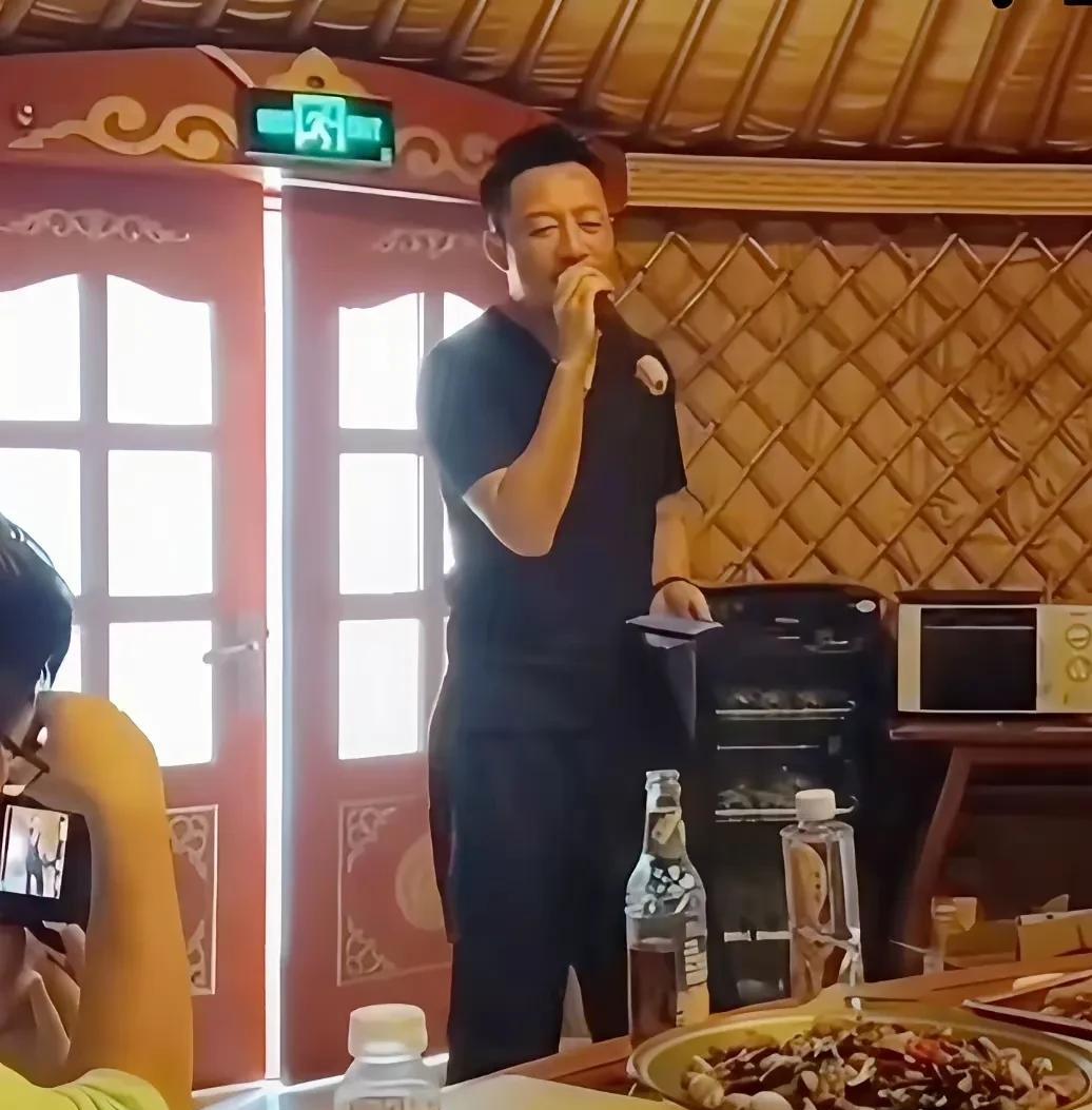 新婚没出一个月的俩口子已经默契地开始“独美”了汪小菲在内蒙古唱《冰雨》一句