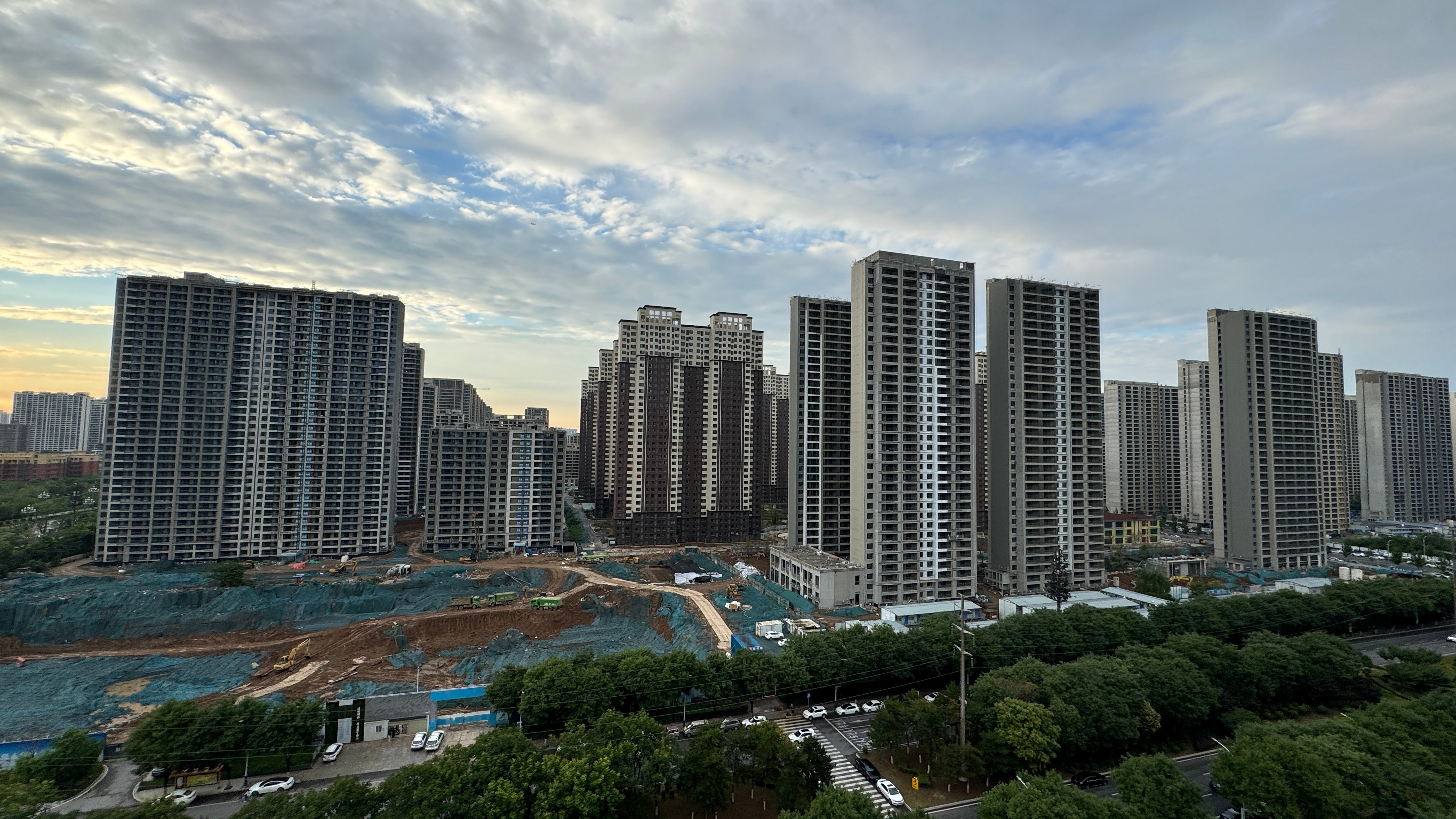 无数牛马背着房贷、亏掉首付，承担着巨大的生活压力和工作压力，透支着自己的生命和身