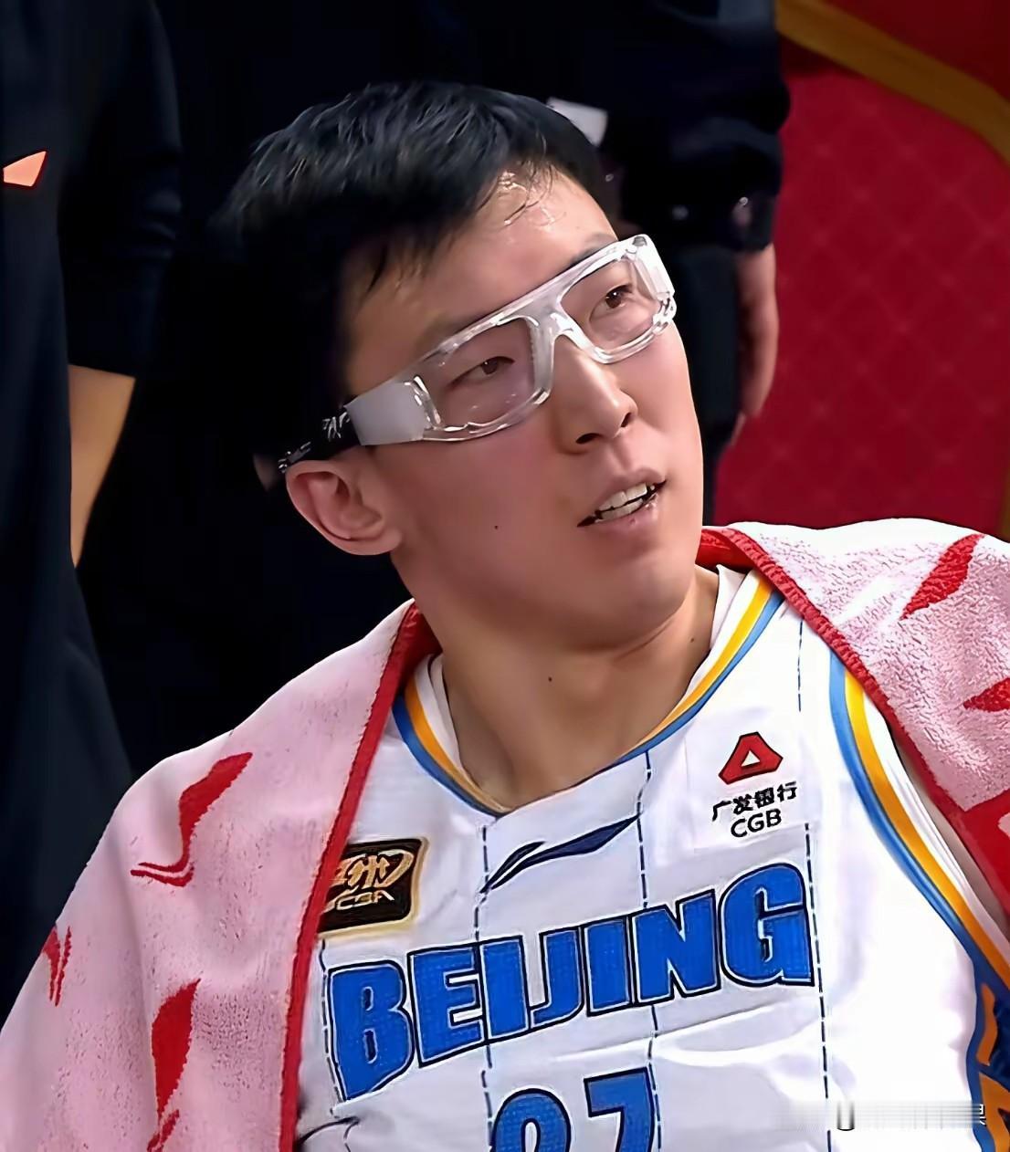 看到周琦老婆那旺夫相就知道周琦赚了不少财运:1.三年新秀合同4500万(新疆