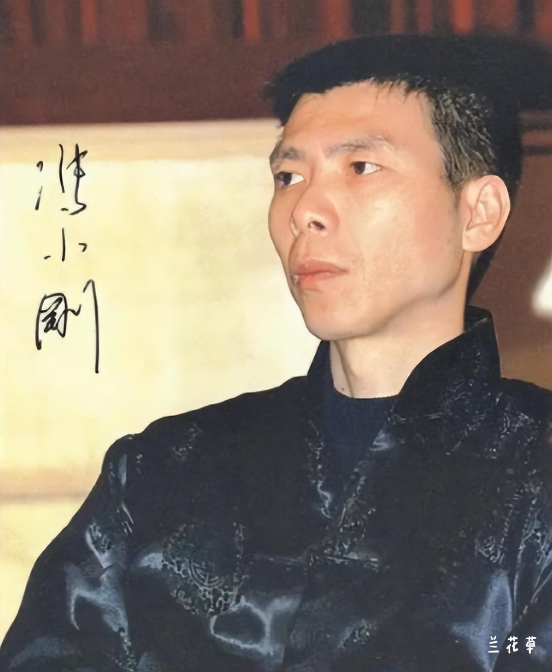 很喜欢冯小刚的这张签名照，不为别的，就为这漂亮的“冯小刚”三个字。这优美的字体