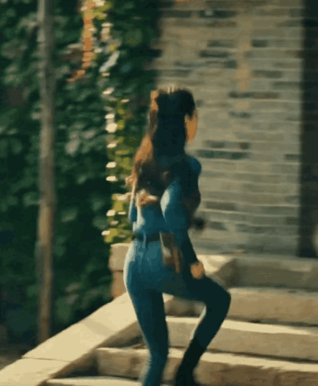 倪妮的身材绝对顶牛仔裤更为经典，能突出身材曲线，瑜伽裤也有优势就是光滑，贴身感强，颜色单一，会过于让