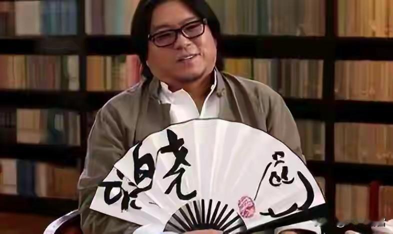 公知高晓松已经被万民唾弃，彻底成为了矮大紧。他直播，全是“滚”字弹幕，没有人买他