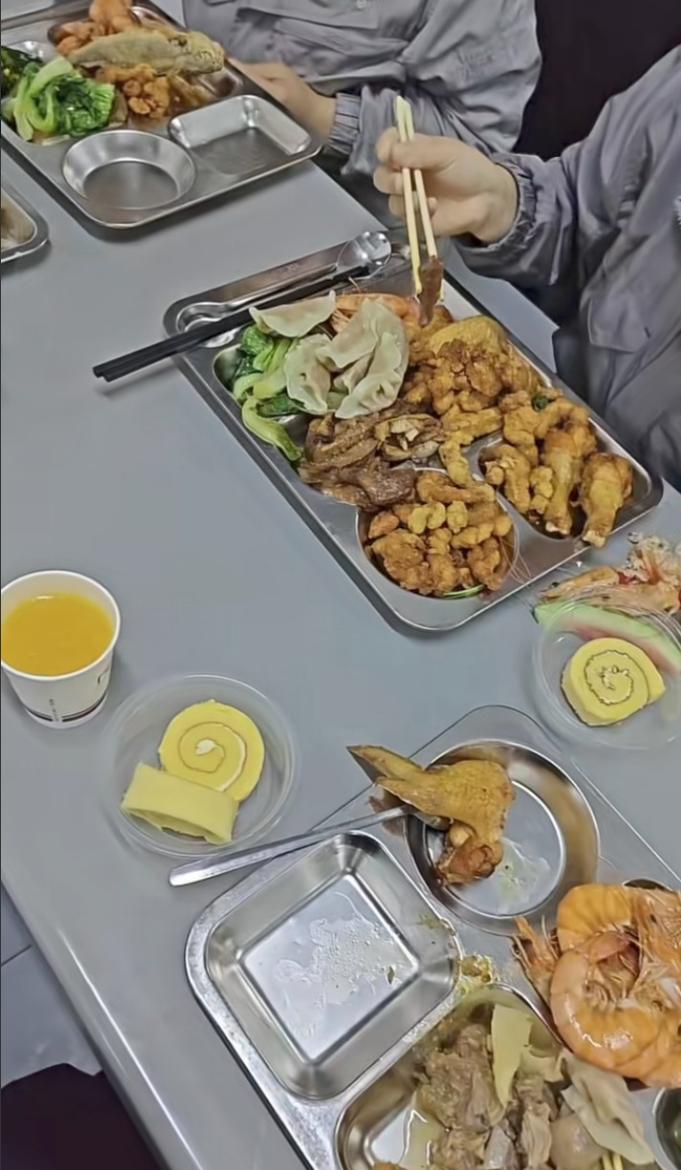 吵翻天！广东中山，一家电子厂举办年会，但他们并没有选择酒店，也没有抽奖和表演，就