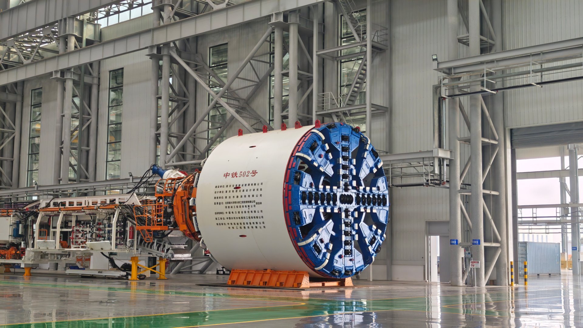 成都新津区生产的盾构机，给重庆建地铁用，4000多万一台，直径6米，零部件95%