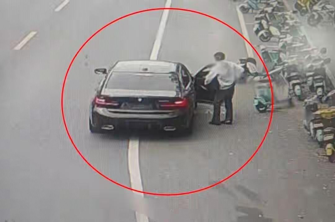 3月21日，杭州桐庐的刘女士遇驾驶宝马的女子求助，对方以手机损坏、无现金为由借走