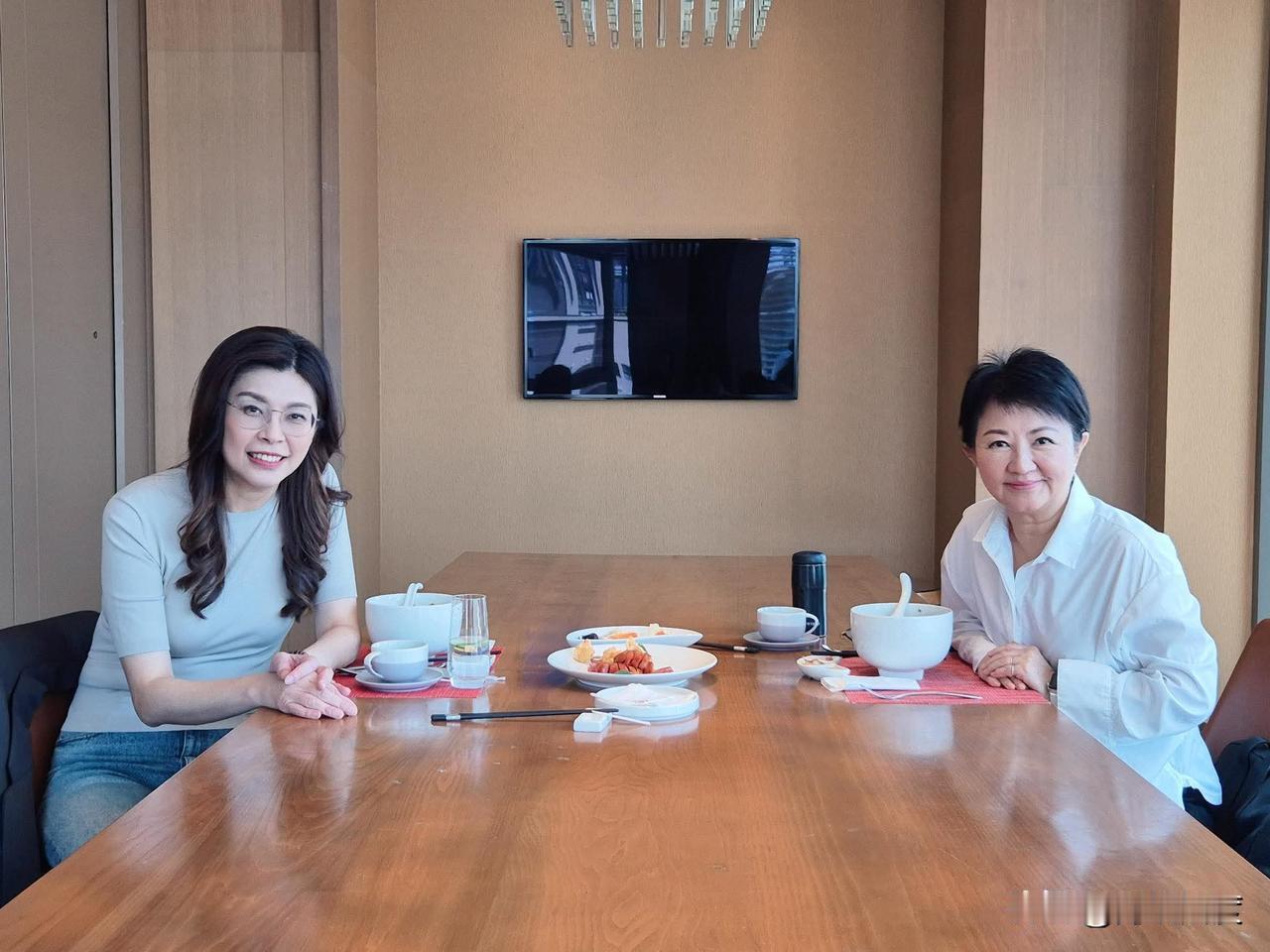 昨会韩国瑜，今见卢秀燕，郑丽文纵横捭阖显大手笔，阻劫民进党见缝插针之诡计，不过台