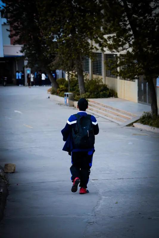 中学班主任，再干下去我会抑郁。暑假开学，我坚决从中学调入小学从教。才45岁的我