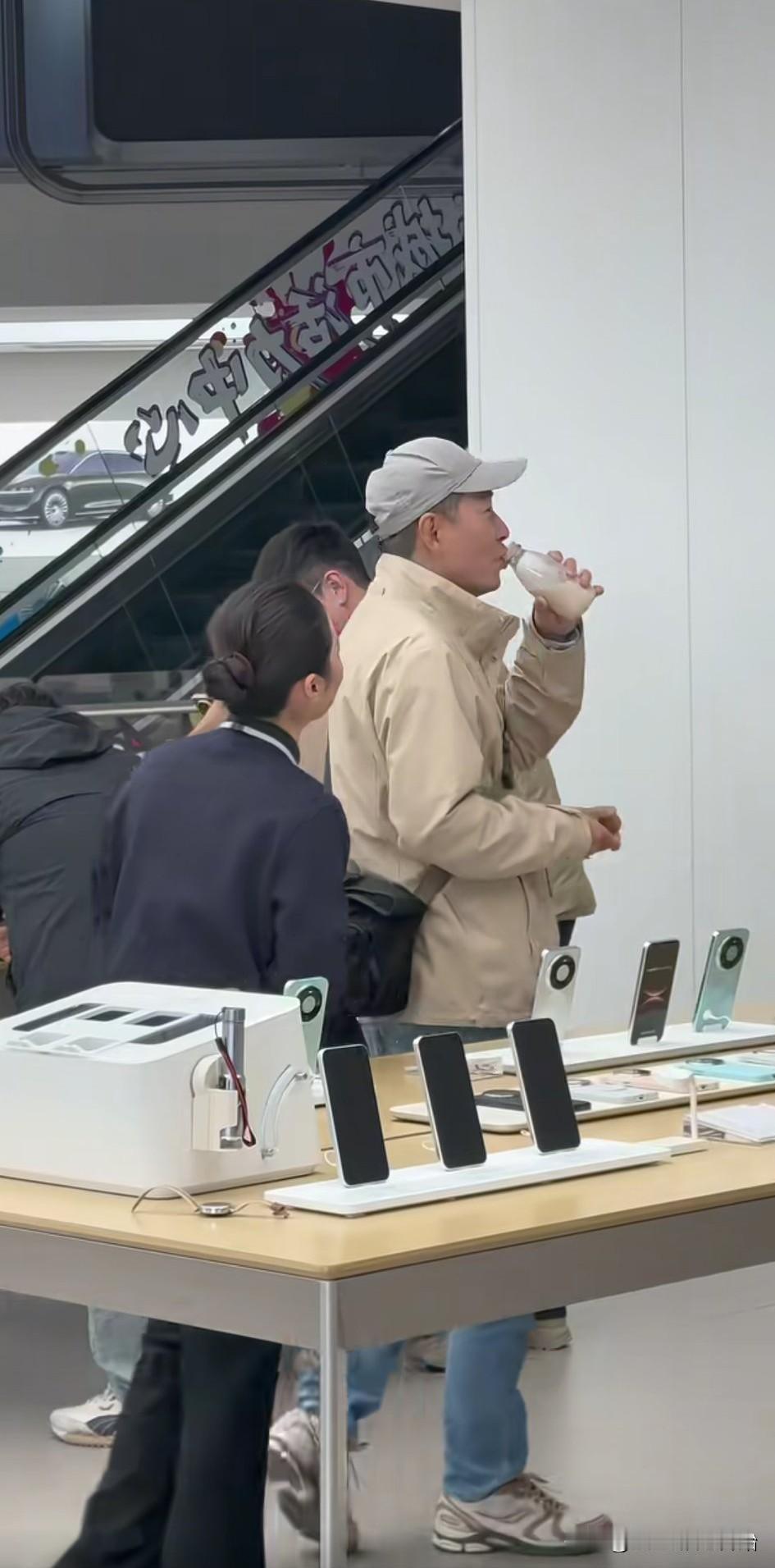 著名主持人兼歌手戴军真的是一个心地善良的人。近日，戴军在上海打卡一家华为手机