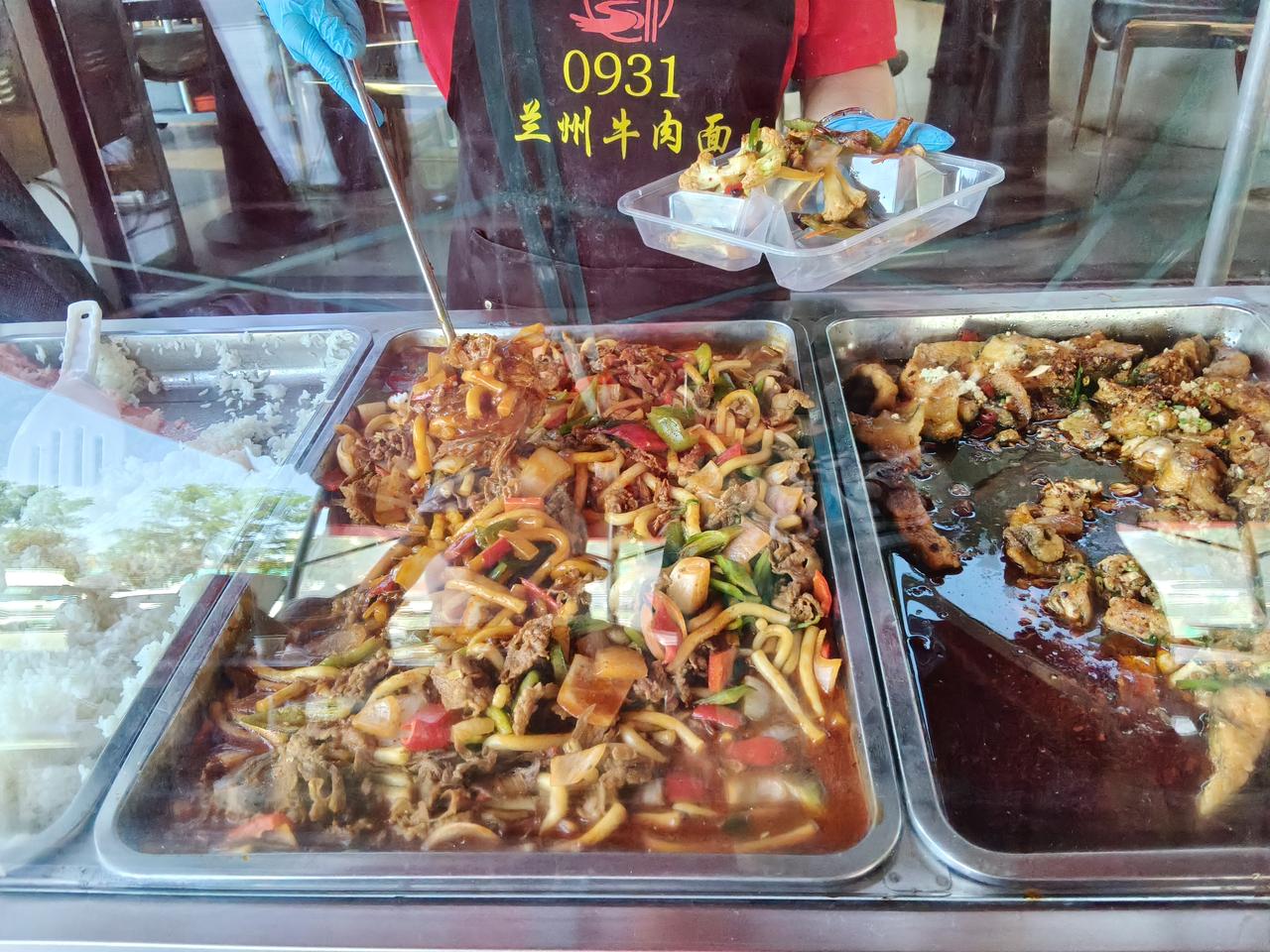 地点兰州七里河今天是周末中午不想做饭，又在外面凑合了一顿，这就是我们楼下酒店的