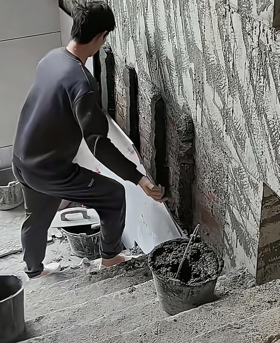 先以砂浆冲筋，再铺贴瓷砖，继而往砖背的空隙里灌注砂浆，这种工法真的靠谱吗？师傅