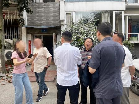 我住一楼，你让我出钱装电梯？先别急着站队——一个住在六楼的老太太，腿脚不好，