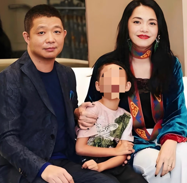 很多人知道曹郁是因为他是姚晨的老公两人2012年举行婚礼，婚后育有一儿一女，一