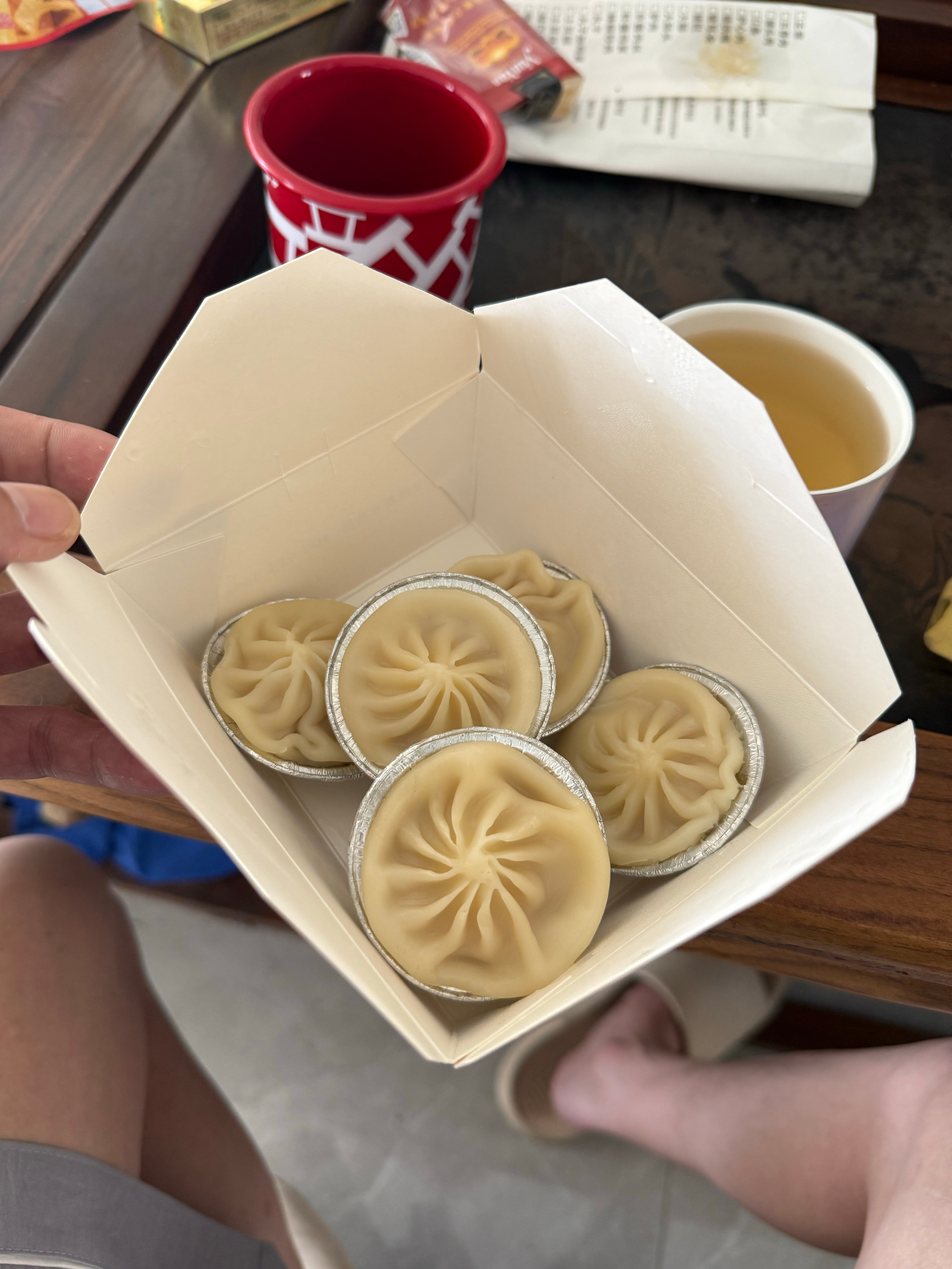 中午吃蛋挞壳子装的汤包​​​