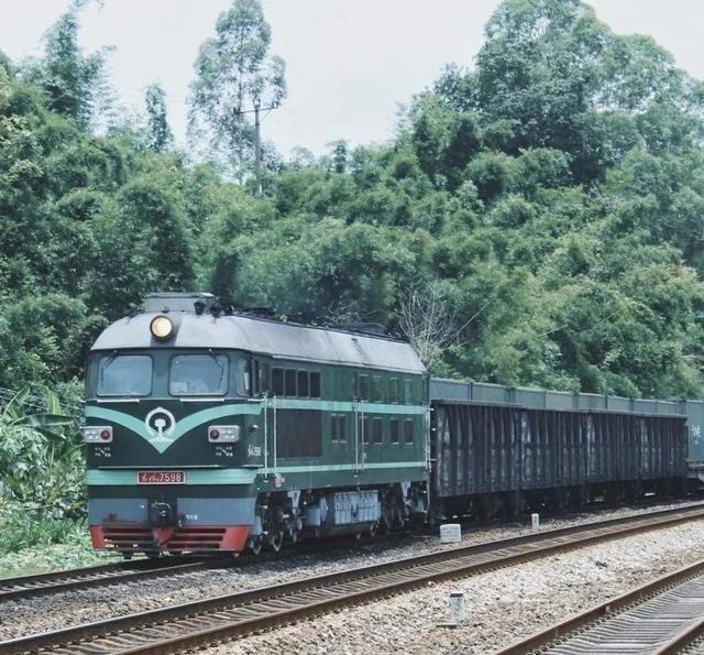 新疆地广人稀，原住民本来就不多，而且大多数都是少数民族。六七十年代大批甘肃人移居