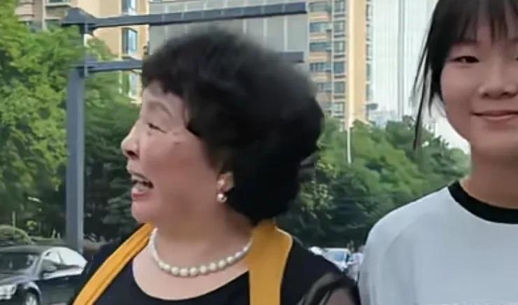 60岁高龄产妇盛海琳，生下双胞胎女儿，如今女儿们中考了！2009年，对盛